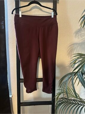 Source Unknown Burgundy Capri Leggings